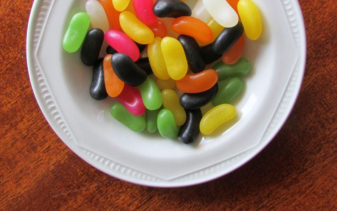 Una piruleta artesanal en un plato de cerámica