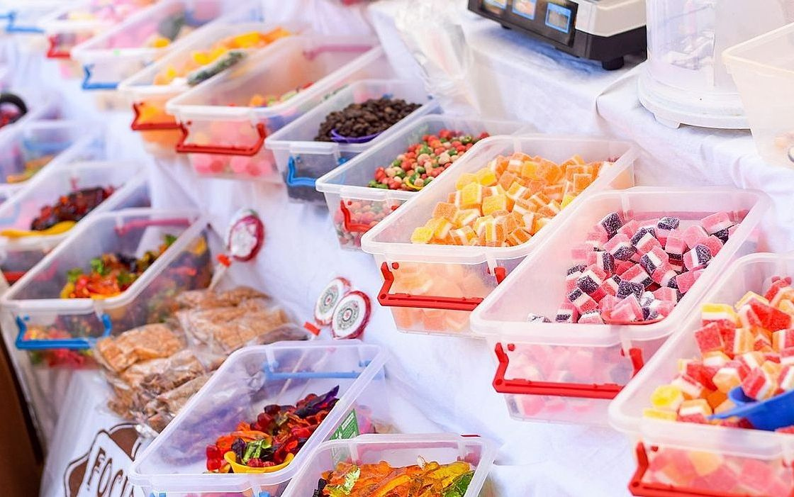 Un paquete de caramelos artesanales con envoltura tradicional