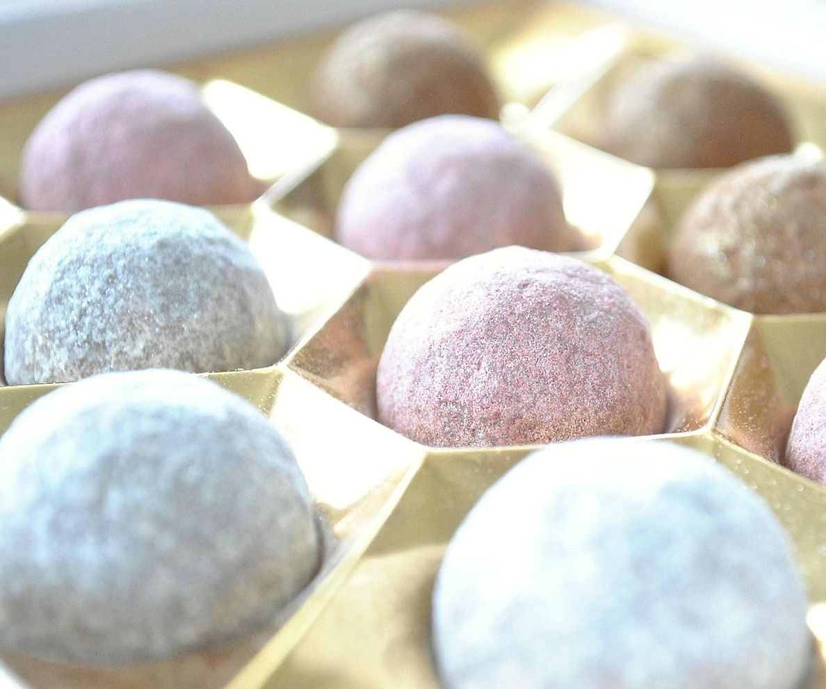 Mostrador de golosinas repleto de bombones de chocolate artesanales